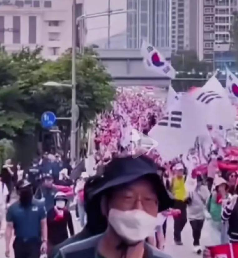 李在明刚当选韩国总统屁股还没捂热，又出现欢迎尹锡悦回归大游行，这是韩国执法不公还