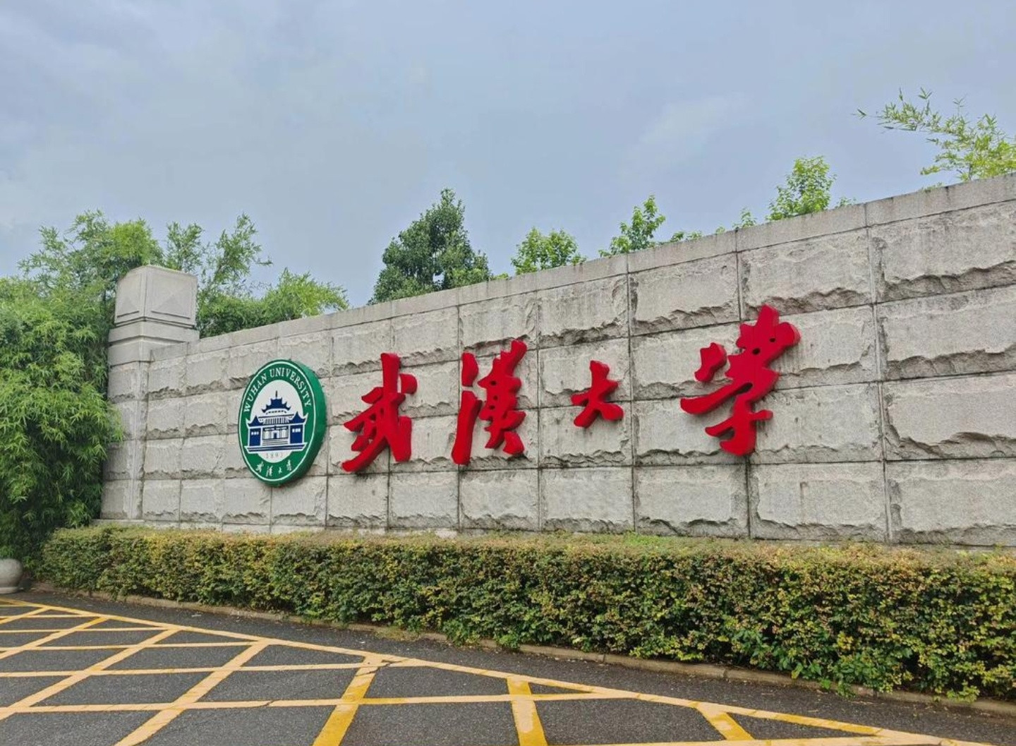 武汉大学图书馆事件竟然要孵化出一种新的直播题材了。这个创意最先是在知乎上看到的。因为大家发现这名女生