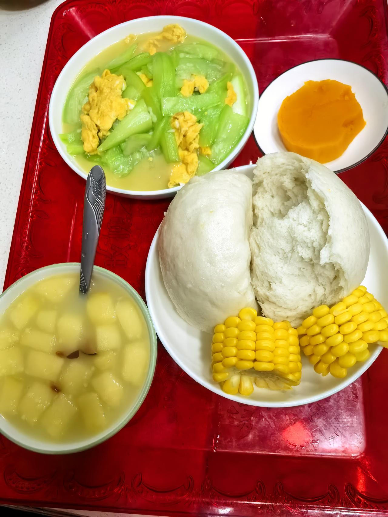 晒出我的今日美食月子餐(只有盐和油，无任何调料)早餐：两块馒头(吃了一块)丝