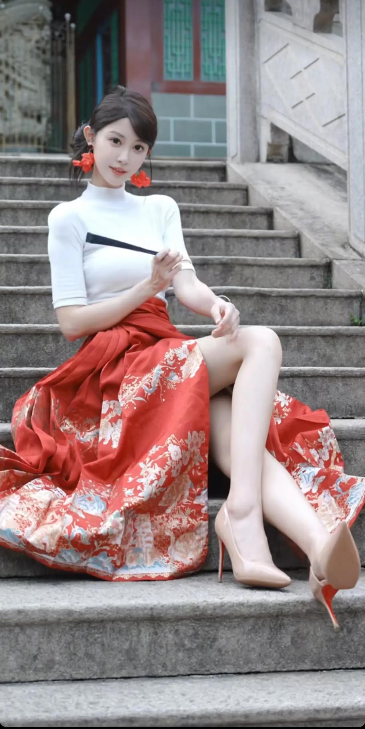很多时候，身材管理优秀的年轻姑娘，就是天生的衣服架子，随随便便就引人注目。