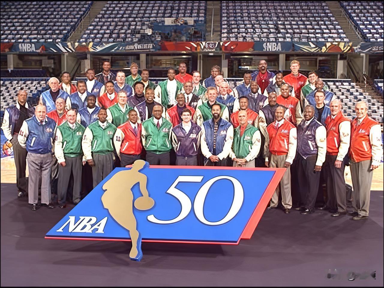 1997年克利夫兰全明星赛中场，NBA评选出了历史上最优秀的50名球员合影。1