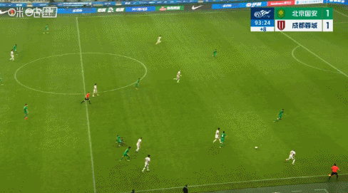 韦世豪第94分钟的绝杀球射门时甚至还特意停了一下，瞄着球门拔脚怒射，上演让1追2