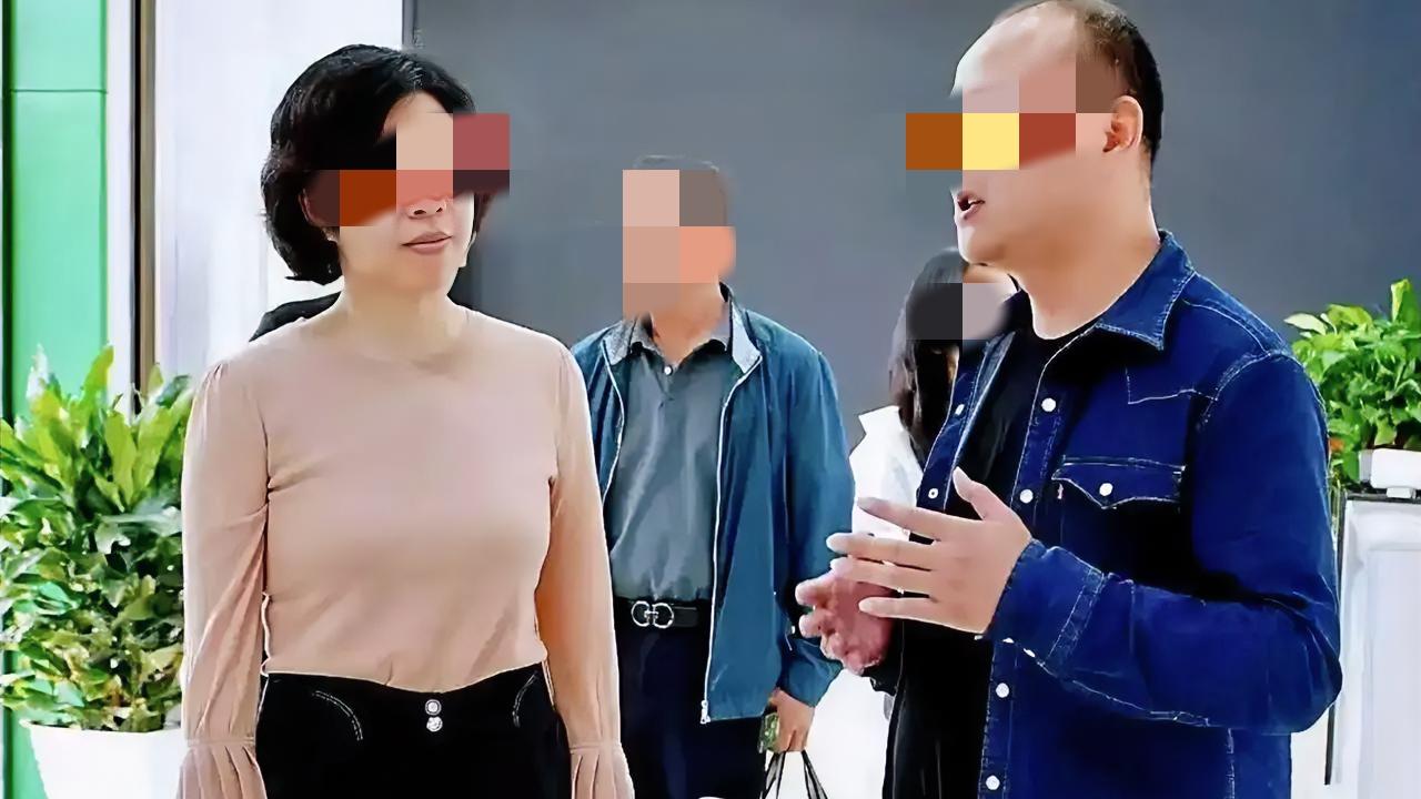 婚内同时出轨9人，8个有家庭。这哪是聊天记录，简直是时间管理教科书。频次、时长，