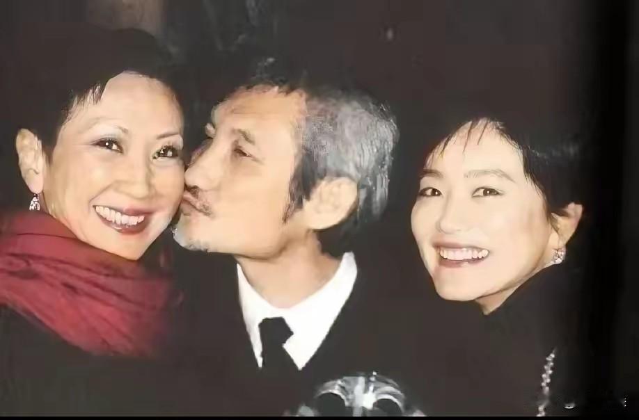 施南生没有好闺蜜林青霞明智，不懂得及时止损，在不爱她的徐克身上花了36年的时间。