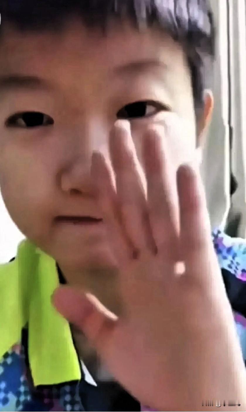 这回算是真切看到孙颖莎露面了。别说，这几天没比赛的日子确实养人，脸颊肉眼可见