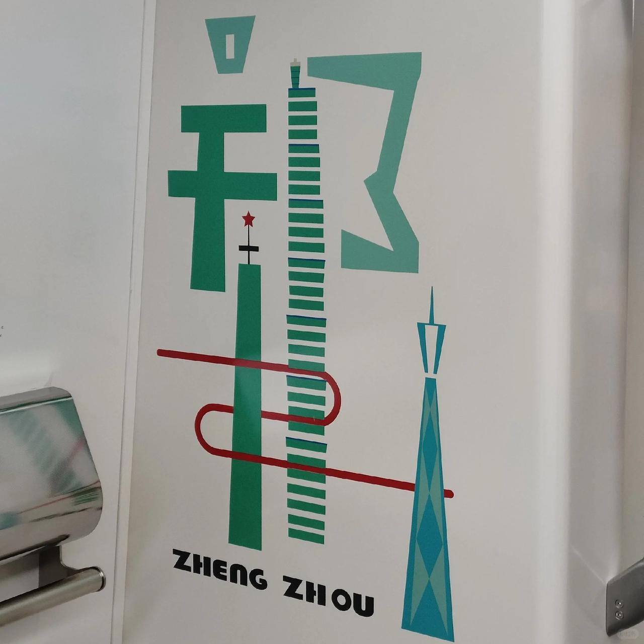 郑州地铁的乘车体验确实比一线城市从容不少，早晚高峰车厢里虽然也挤但远没到贴门推背
