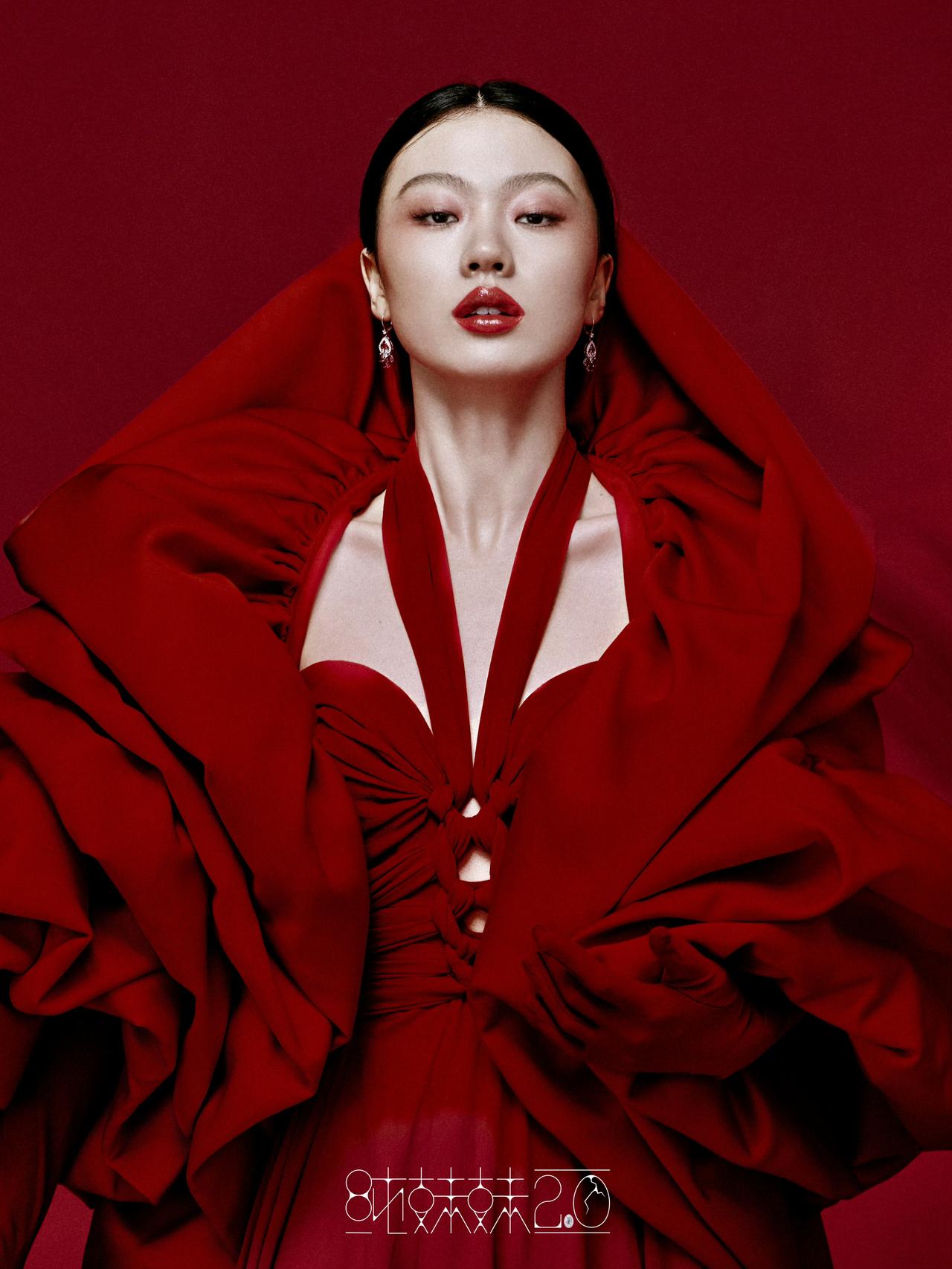 红裙女王气场全开，这组造型真的绝了，红玫瑰女王降临！🌹单依纯玫瑰红装美女