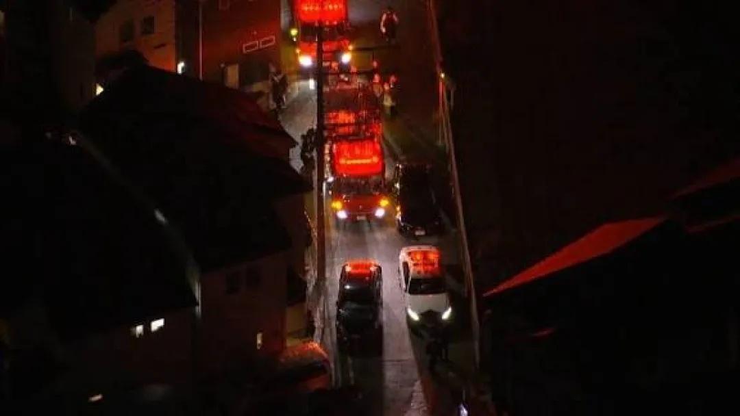 日本东京发生一起令人痛心的家庭惨案。一名男子回家时发现房门被从内部反锁，报警后，