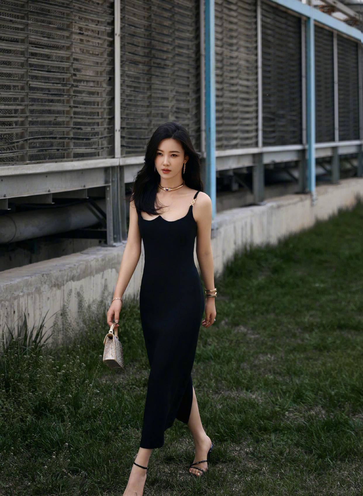 杨子姗这冷脸港风黑裙造型，美得让人移不开眼！