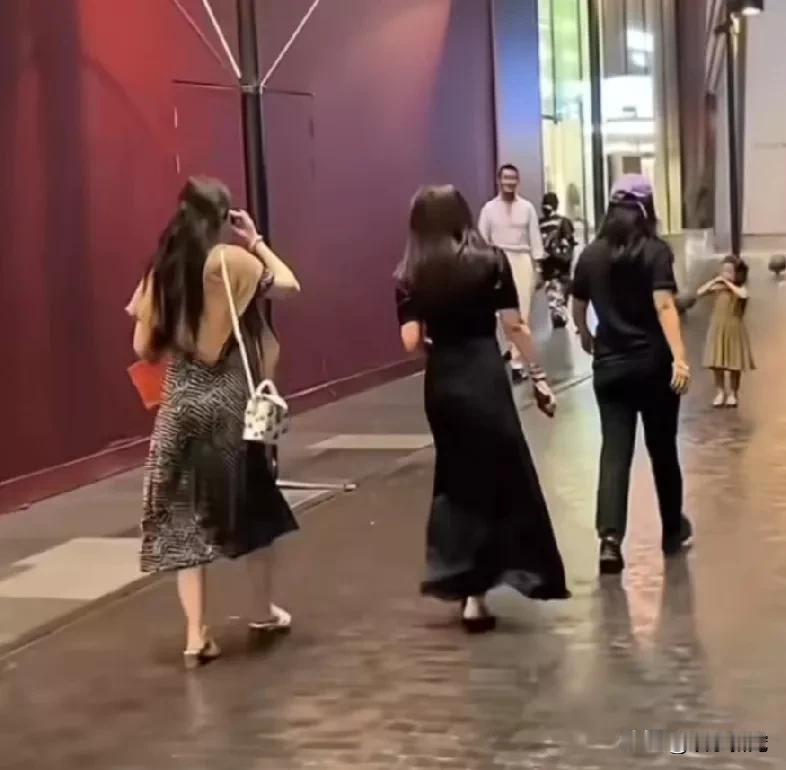 这背影好不仙女刘亦菲啊，上街滤镜全碎了，跟同行的素人没区别的，整个一大妈。大大大