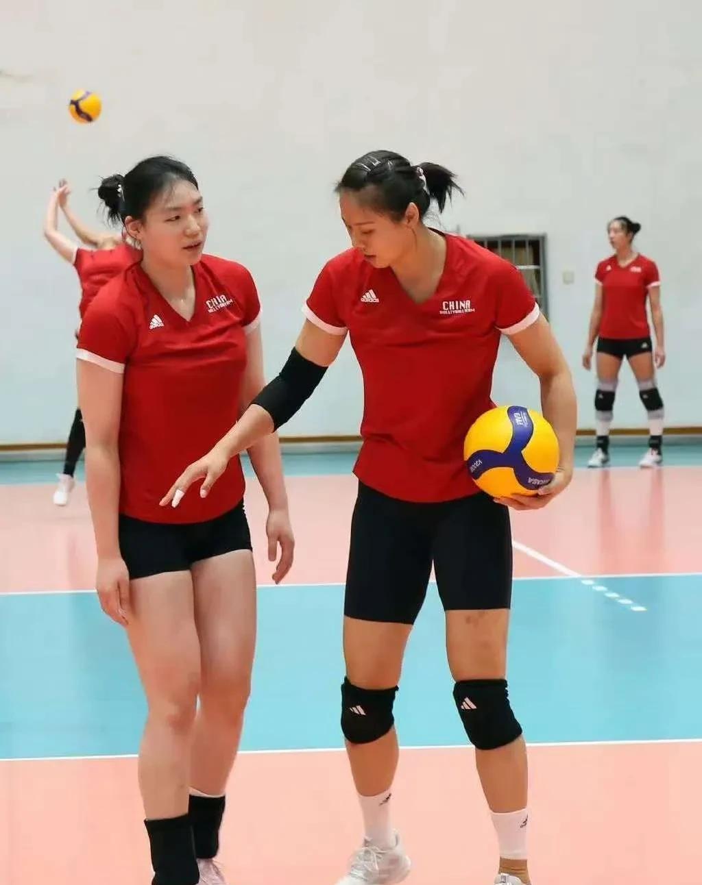 中国女排队长龚翔宇的大腿青一块紫一块，显然伤势不轻。已在国家队全勤10年的她虽然