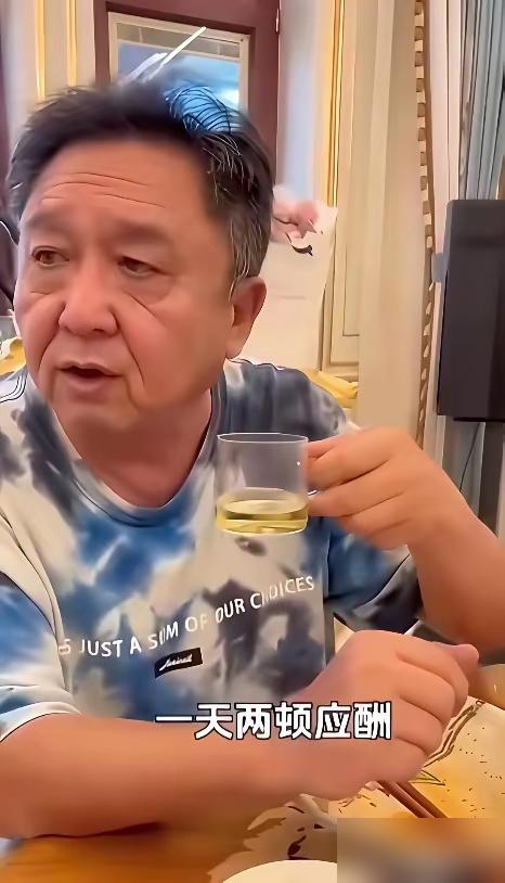 于谦真老了！满头白发，皱纹堆脸，你知道他却活得比谁都爽吗？你看他，57岁白发堆