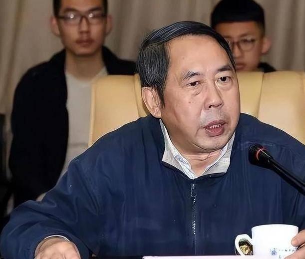 中国现在向美国投降还来得及！再晚就要‘跪着’了，”7年前，中美贸易战正酣，一位名