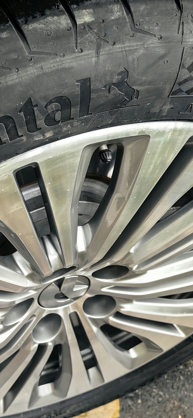 车子被电瓶车撞到了车子拿去苏州蔚来4儿子店维修，轮毂修复，花了550块大洋就给