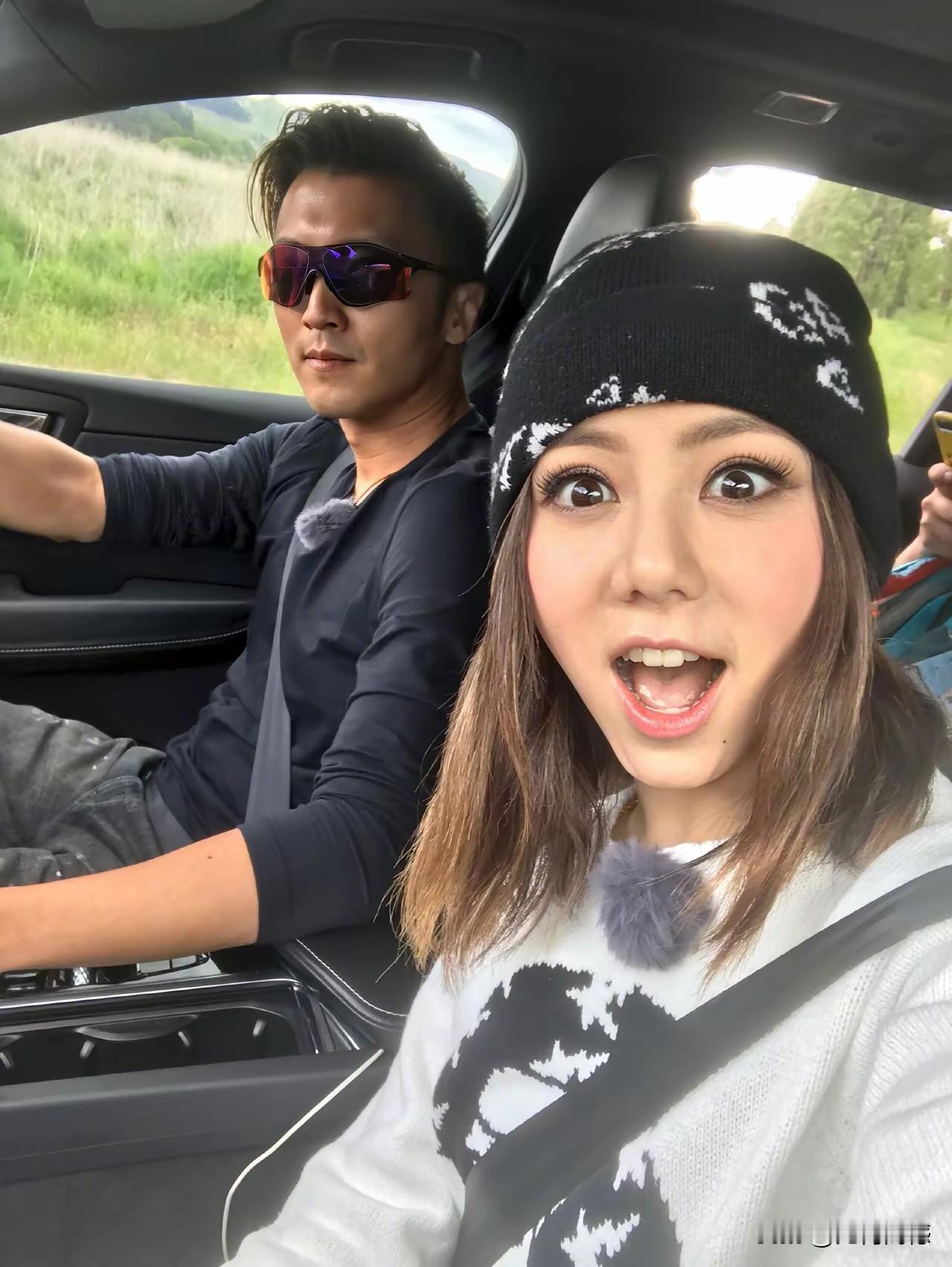 这和女孩的眼睛真是够大的了，感觉和小燕子的眼睛差不多，大大的，亮亮的，是一个非常