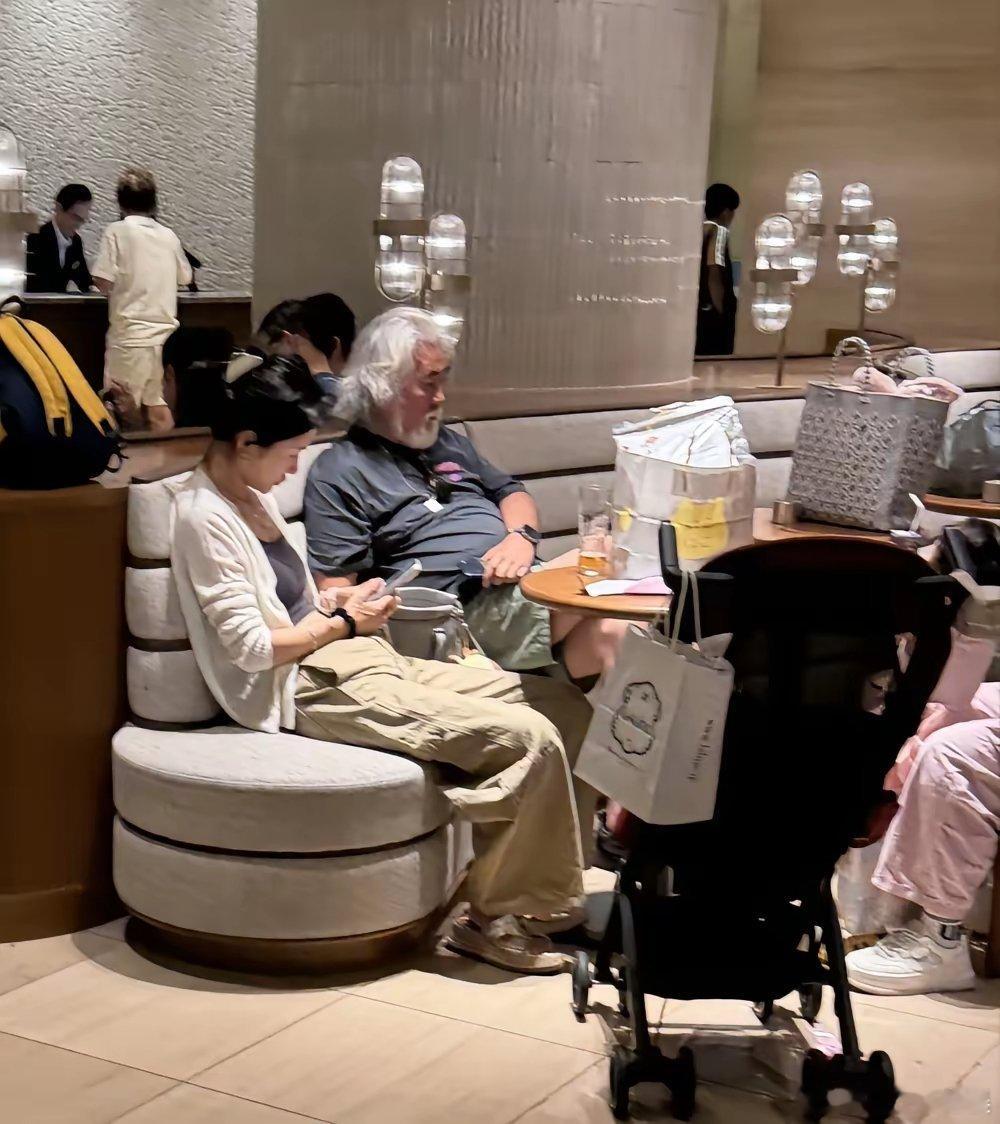 75岁张纪中和家人到日本度假，他和老婆杜星霖在东京一家酒店大堂被偶遇，夫妻俩躺在