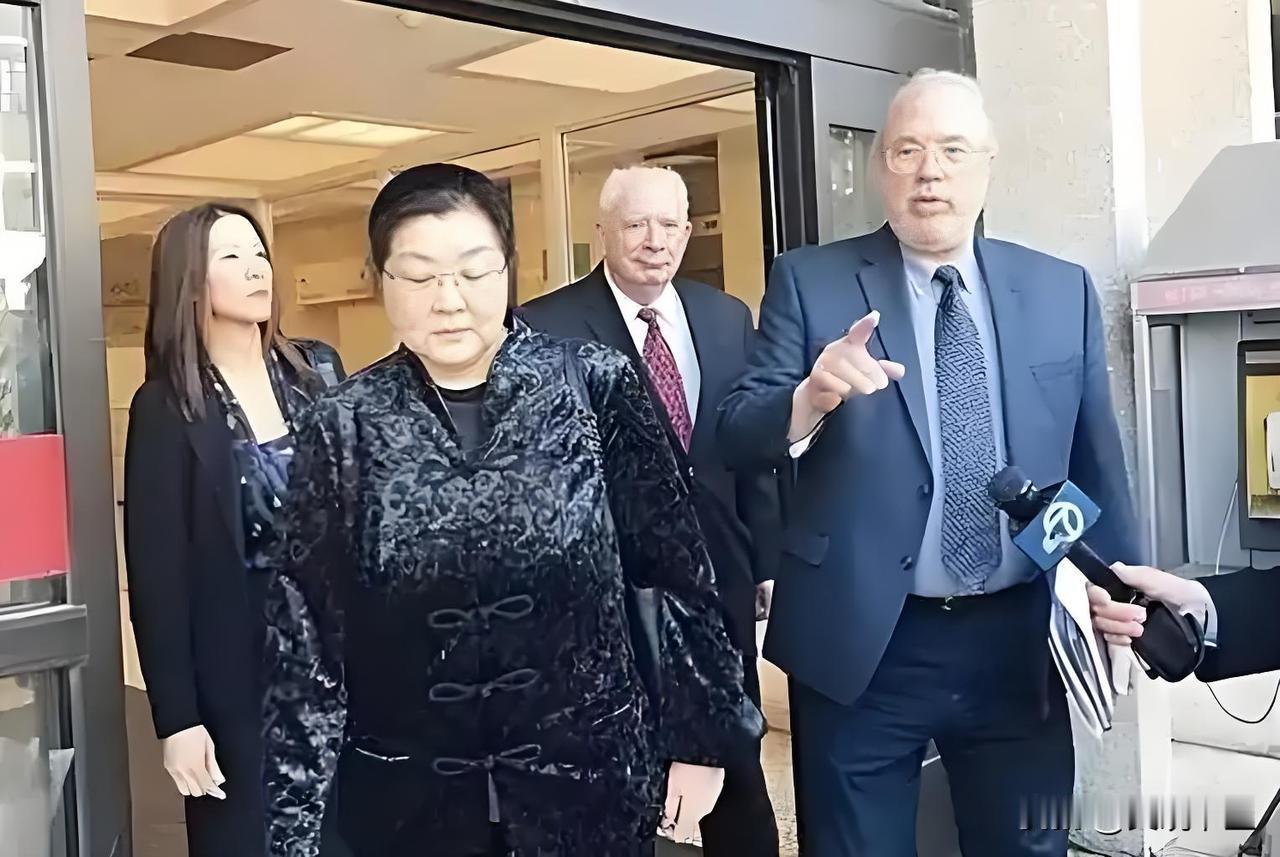 北美华人圈彻底炸锅！华裔富二代一枪干掉前男友，美警出动装甲车撞开豪宅大门抓人。铁