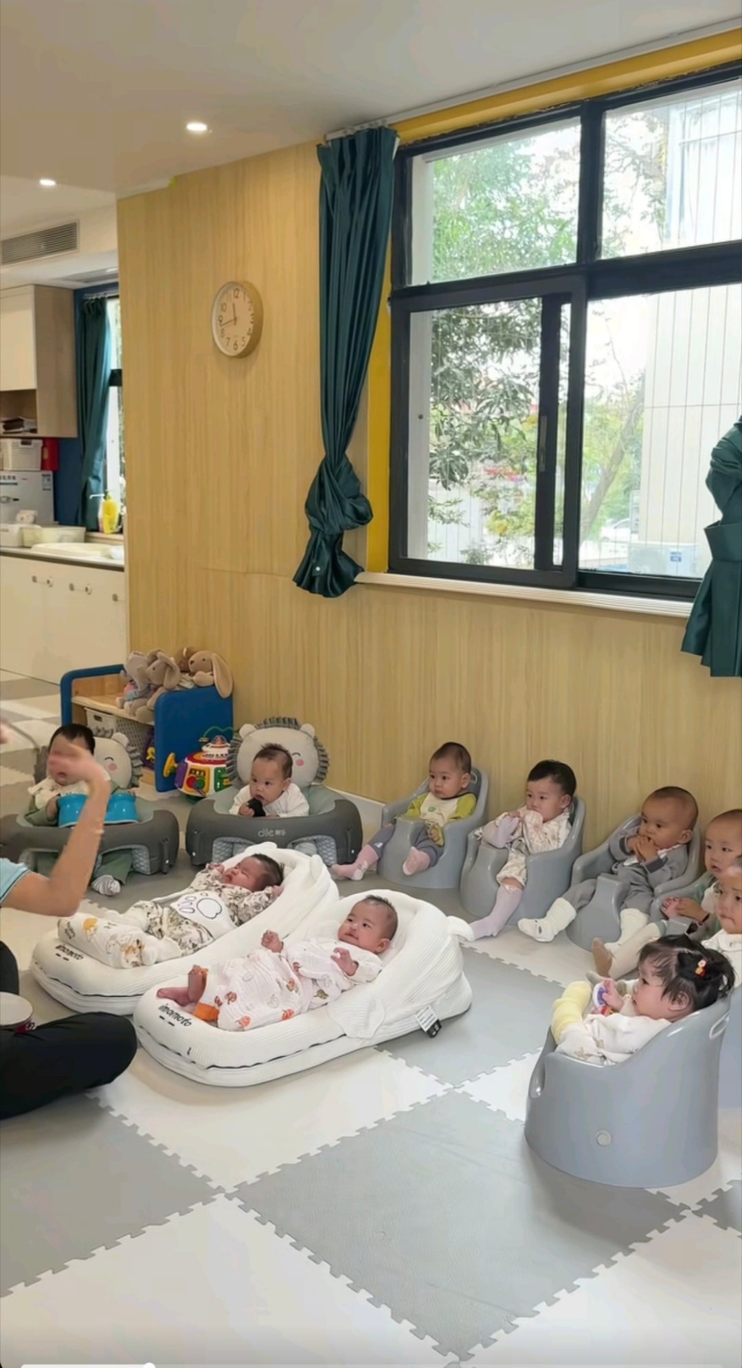 幼儿园里别人是水杯他是奶瓶突然想到之前看到的一个抖音号就是专门做0-3岁小孩子的