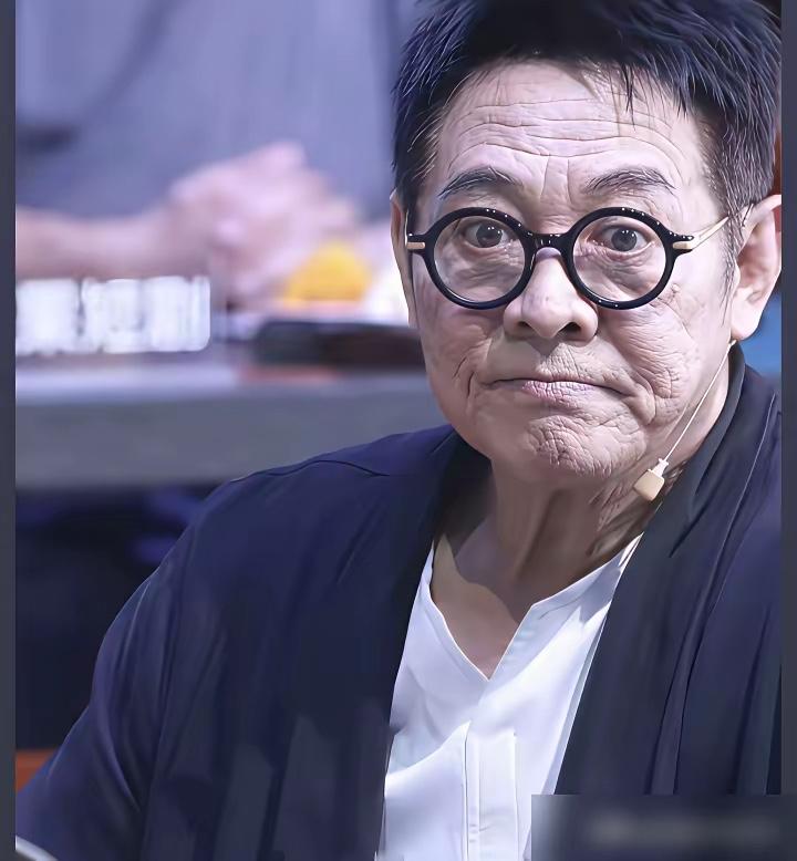 看到一张李连杰的照片和网友们的发问：这么些年为什么不提携一下曾经的“儿子谢苗”