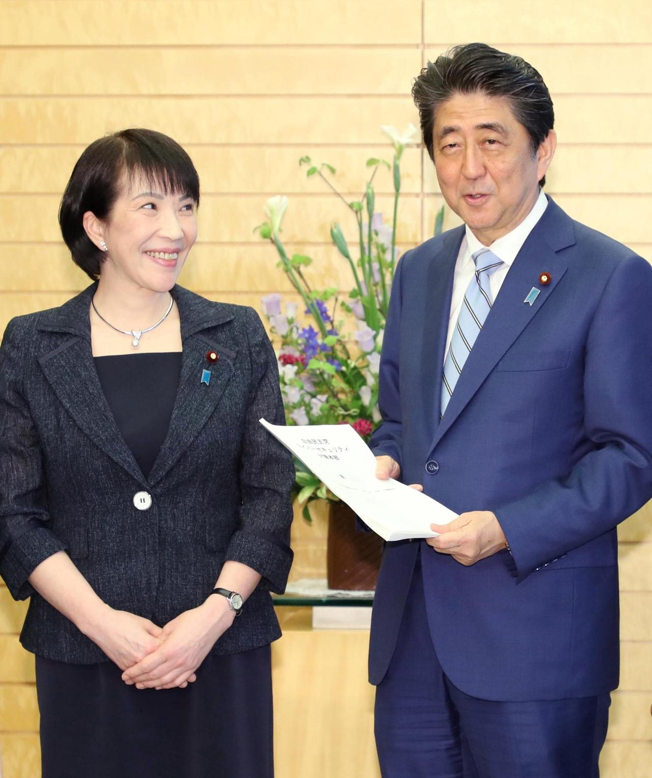 烫手的山芋甩出去以后，石破茂过上了吃喝玩乐的生活，比上班强多了。石破茂现在是想