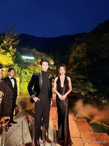 李冰冰于适约好了穿黑色李冰冰于适仿佛提前约好，双双一身黑色亮相红毯。李冰冰黑缎长裙搭配领带设计，飒爽