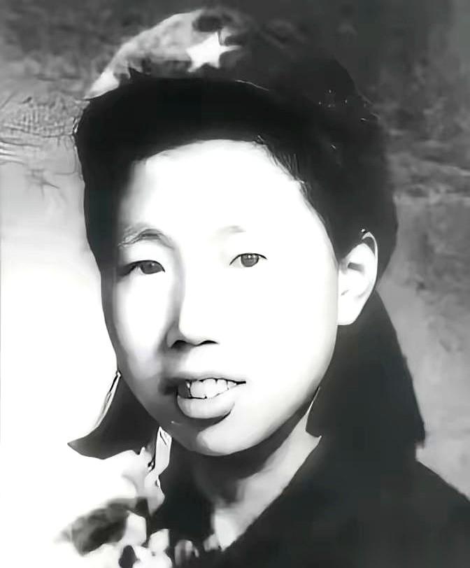一个女兵，被吊在梁上，打得就剩半口气儿了。半夜，摸进来个老乡，揣着半块窝头，说