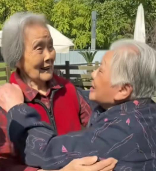感动哭了！四川一94岁老人散步时，偶遇97岁老人，聊天时，竟发现她们都是74年