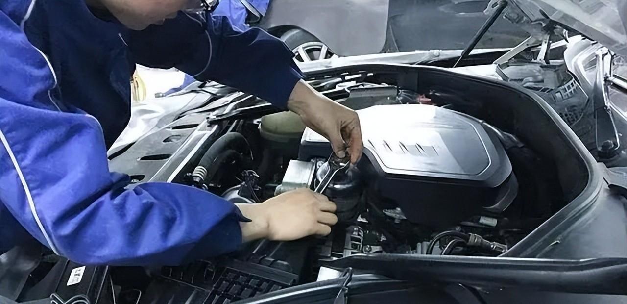 早上打火，发动机“咔”一声，一万多块钱没了。我一个朋友就栽在5万公里的二手车上。