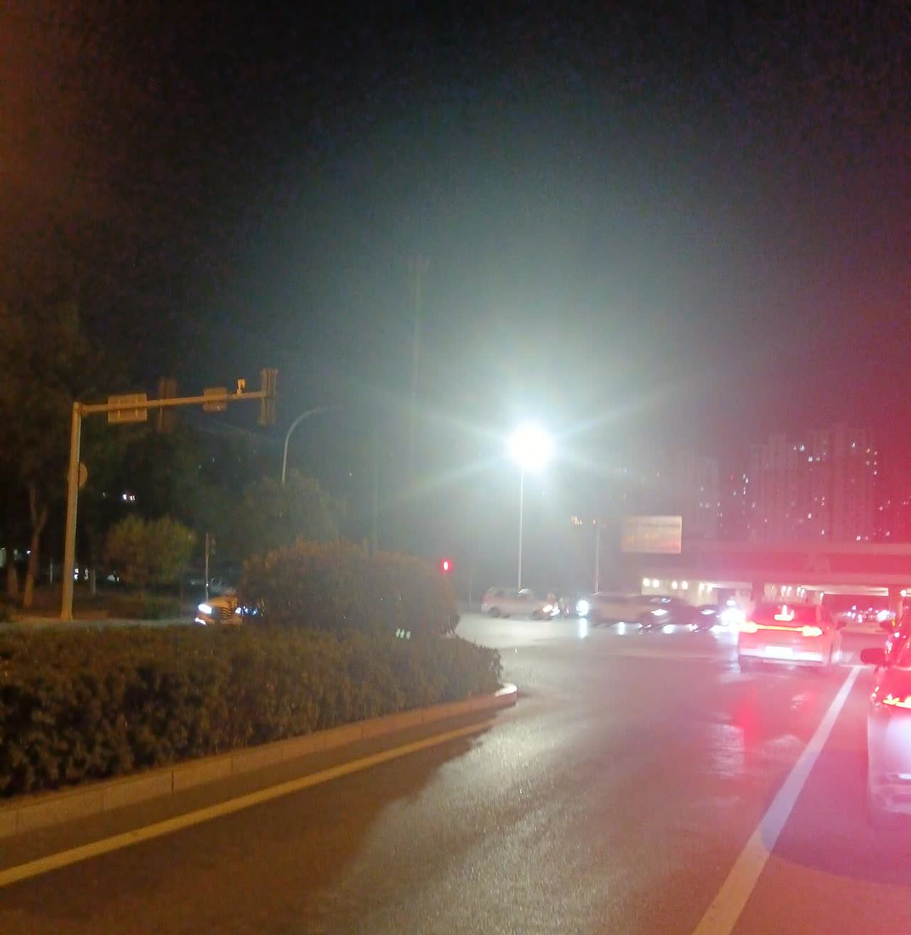 高速上最怕“电车”！开车的时候，一定要远离电车！尤其在高速上！我