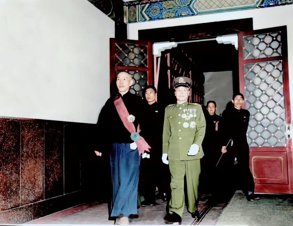 1948年，蒋介石和李宗仁的就职典礼。老蒋那天穿着长袍马褂。而李宗仁全副武装，腰