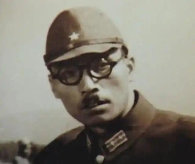 为啥日军鼻子下留一撮毛？那撮黑毛贴在鼻子正下方，方方正正，不大不小。你在抗战