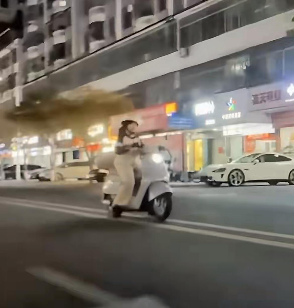 一个逆行，一个超速，深圳两电瓶车相撞，你们看谁的责任更大一点？事发3月13