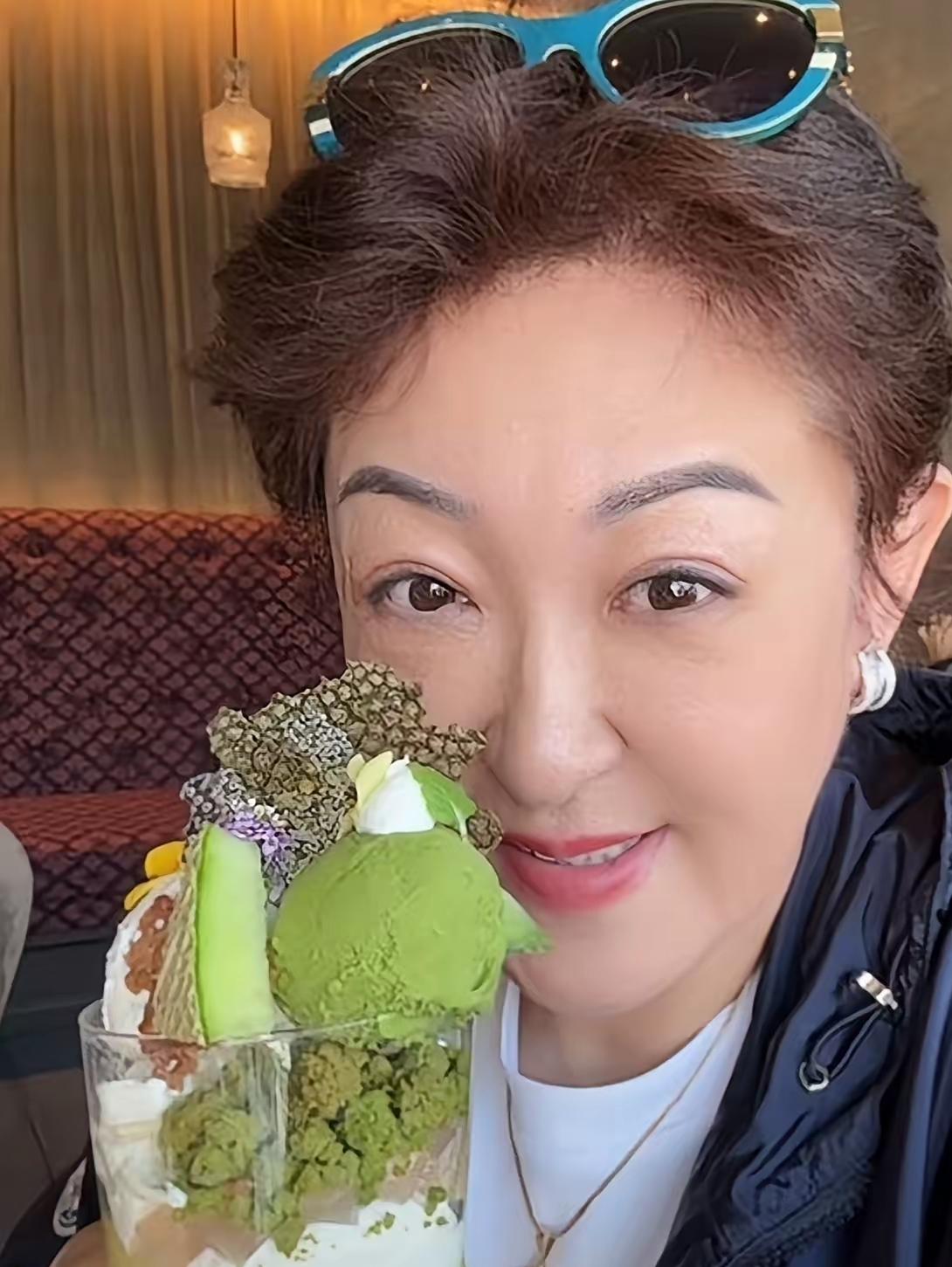 大家记得赵行长吗,她曾是兰姐的朋友,过去常看她出现,在兰姐的直播间,视频