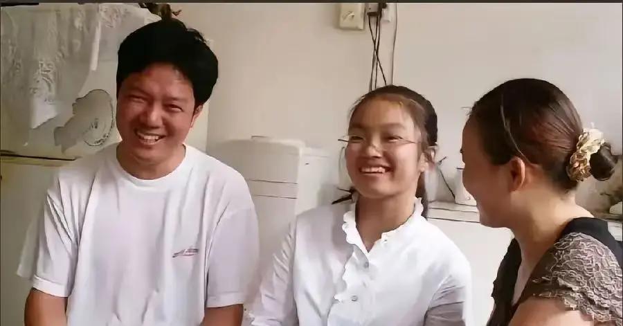 谁能想到，家里陆陆续续出了六个大学生，甚至连16岁上北大的神童都有，这家人却一桌