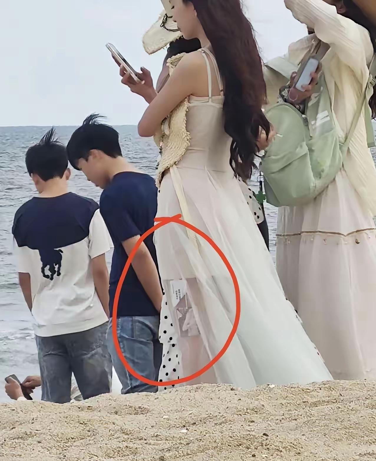 现在太多人喜欢装了，整天吃喝玩乐，到处旅游，哪来那么多钱？前几天在沙滩上