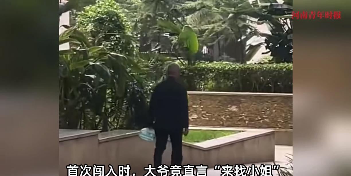 “防不胜防！”9月4日，四川成都，一六旬大爷偷偷来到一处小区里，跑到一楼的住户家