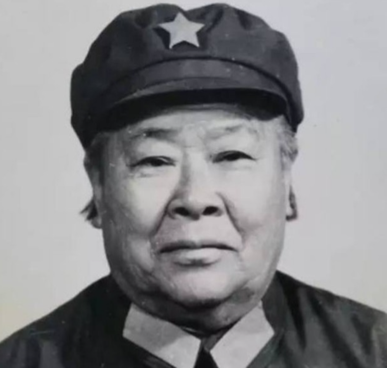 1933年，许世友听说部队有一位出身武当的女侠，就要上前切磋一番，看看到底是武当