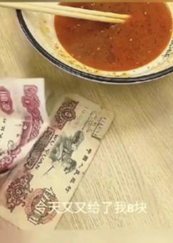 安徽一大爷餐馆吃面，吃完直接走了，老板以为大爷逃单，跑过去才发现，大爷在桌上留了