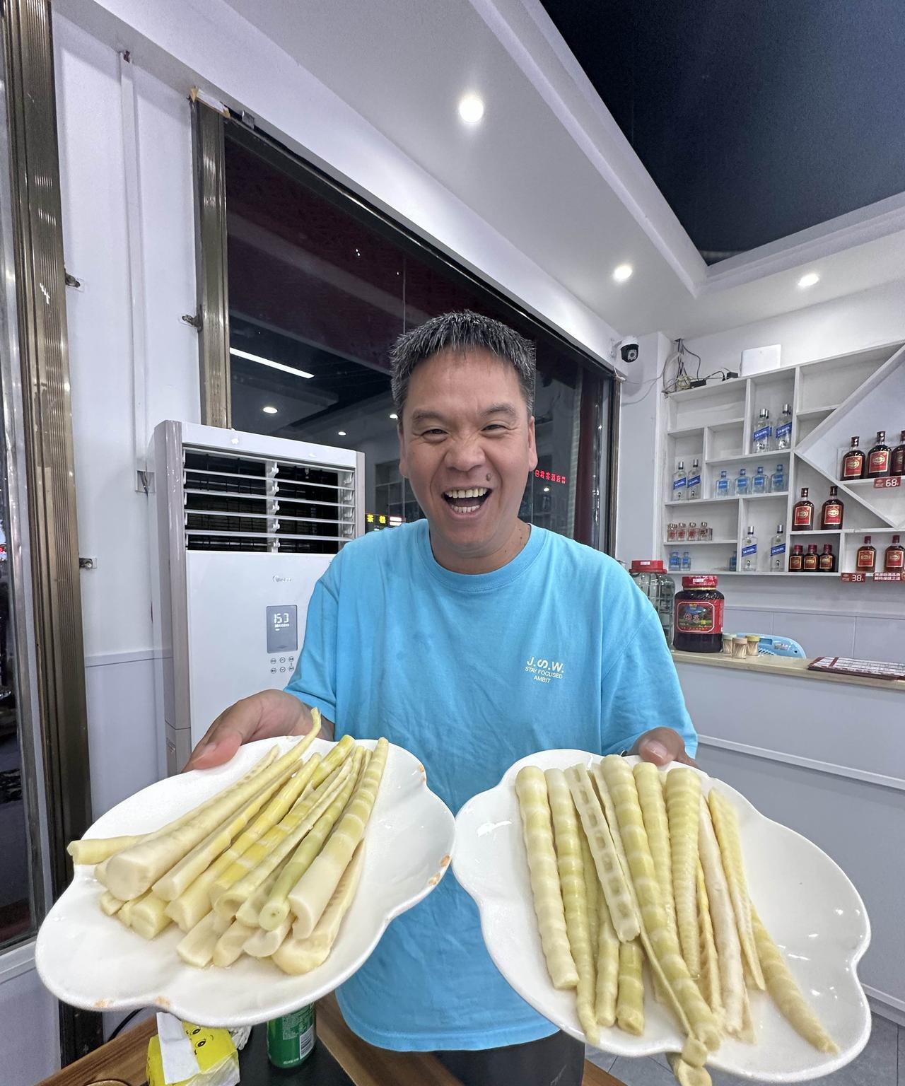 8月24日，我们在赵云山欣赏了媲美川西的无敌风光之后，下山到水江镇吃金佛山方竹笋