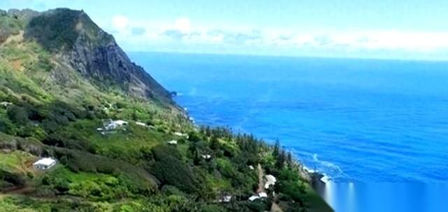 九个英国叛兵，逃到一个孤岛上，干的第一件事，就是杀光了岛上所有的土著男人。然后