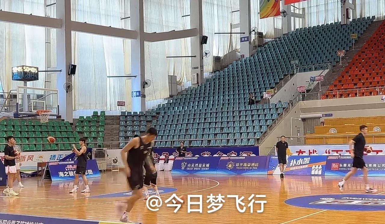广东队正在踩场训练，今晚大名单会有谁？今天上午十点，广东全运会男篮到了恩平体育
