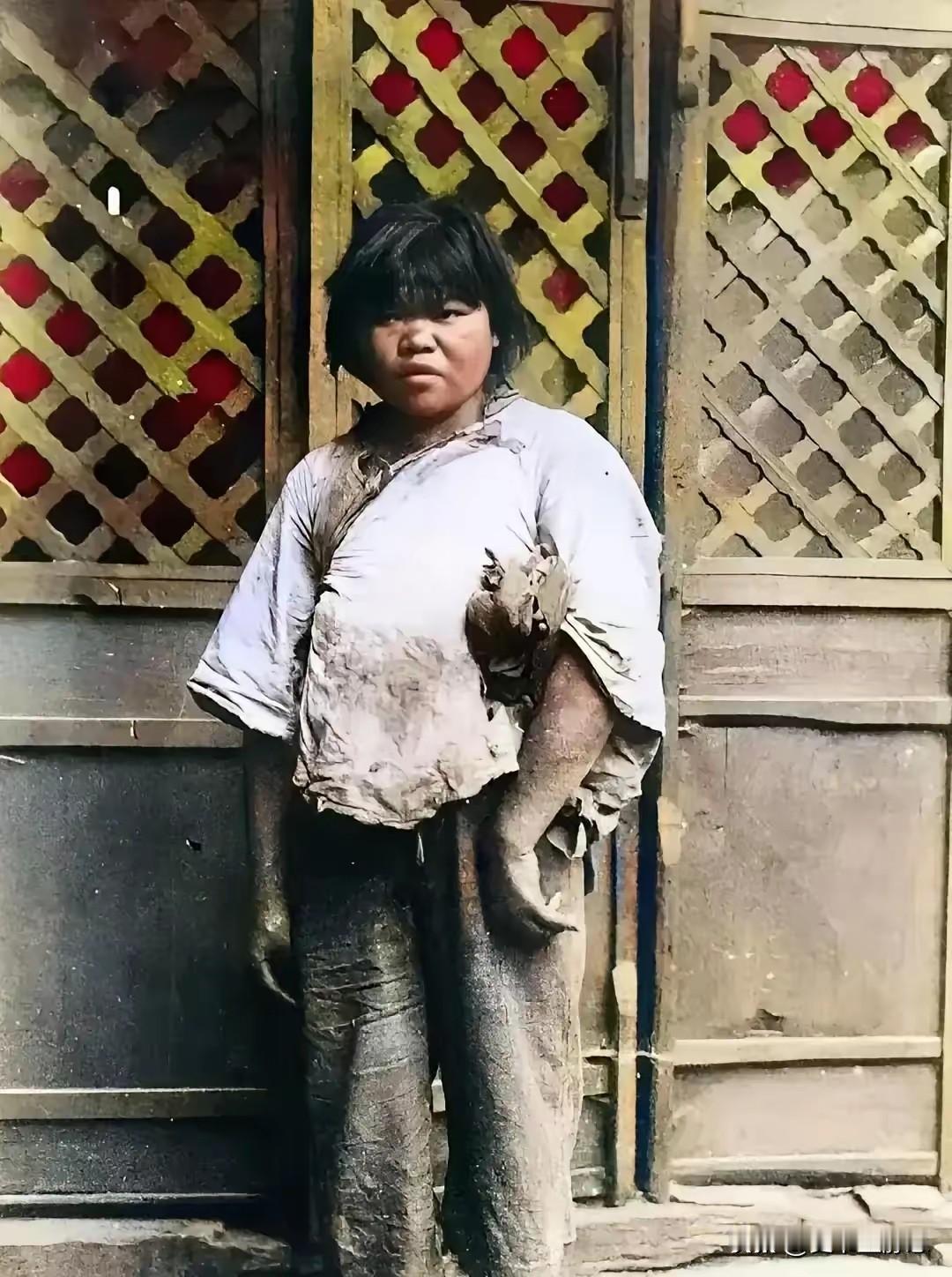 1930年，这名小姑娘被父母卖掉做了奴隶。她夜以继日地做着杂活脏活，整天蓬头垢面