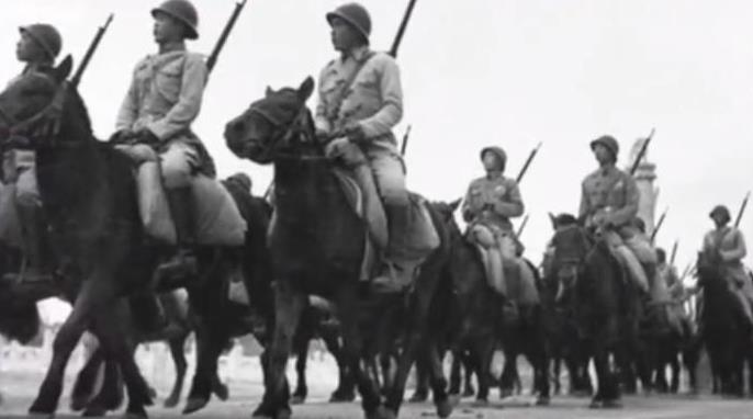 1949年，开国大典在即，李正中正在为受阅战马的大小便问题焦头烂额，结果，训马师