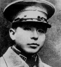 1929年1月5日，张学良给杨宇霆的父亲祝寿，到杨府时，副官大喊：“总司令到！”