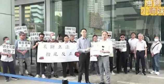 香港出租车司机在抗议网约车进入香港，其实根本就没有用。不要和趋势作对，趋势大潮是