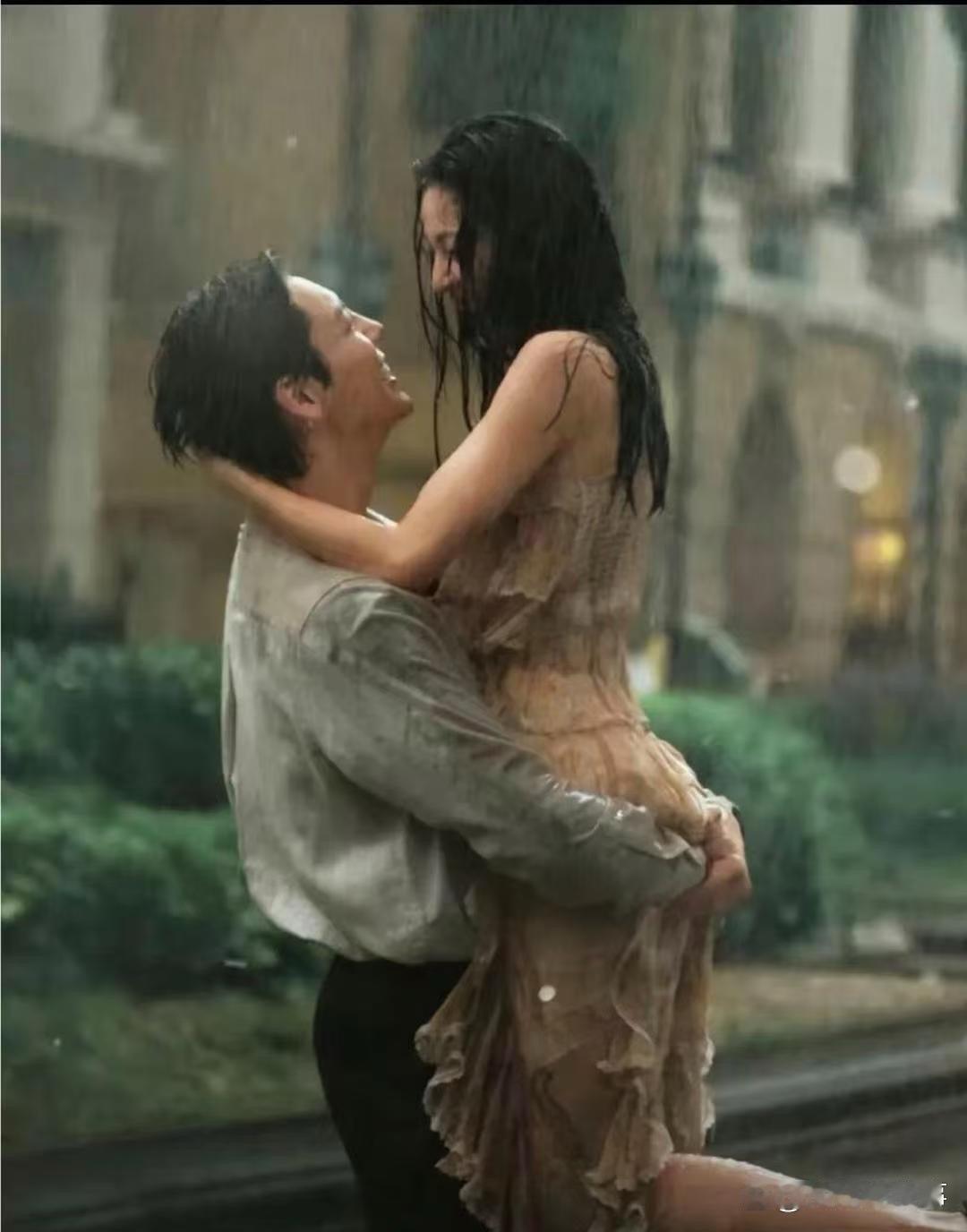 陈伟霆钟楚曦雨中戏份好暧昧，如果你是何穗你能接受老公拍这样的戏吗？