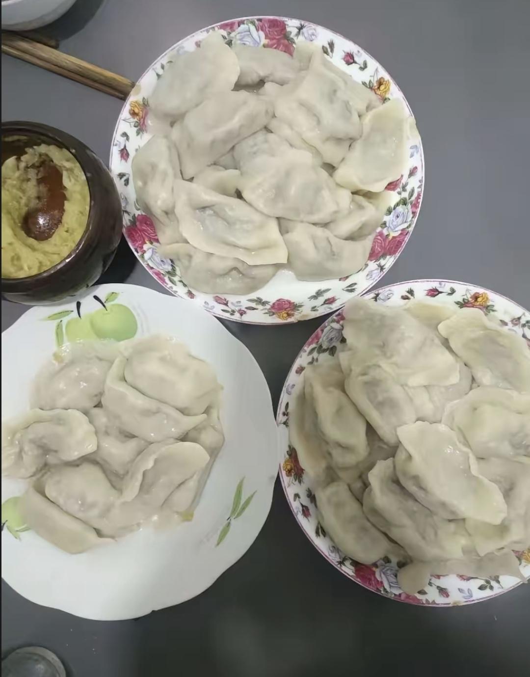 昨天去大姨家吃饭。她煮了饺子，一人一盘配调料。蘸料是蒜瓣香菜加醋酱油，每人一个小