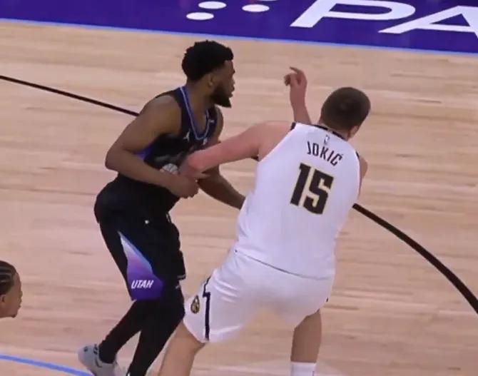 爵士播报员嘲讽约基奇：“约基奇总是在假摔！”“轻轻的接触都能东倒西歪。”