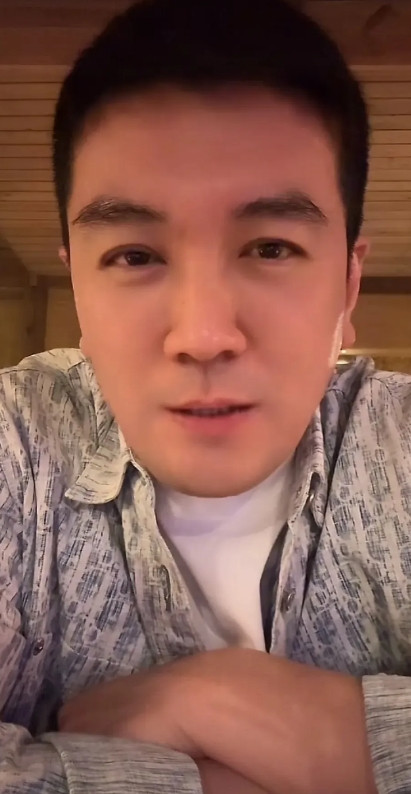 杨子说，从前，你们都说我喜欢PUA控制黄圣依，现在你们知道了吧，不是我喜欢控制