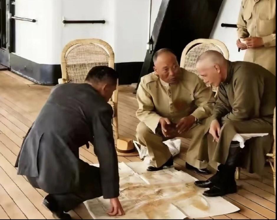 你有哪些珍藏许久的老照片1949年长江天险失守后，汤恩伯一脸倒霉的向主子汇报。如